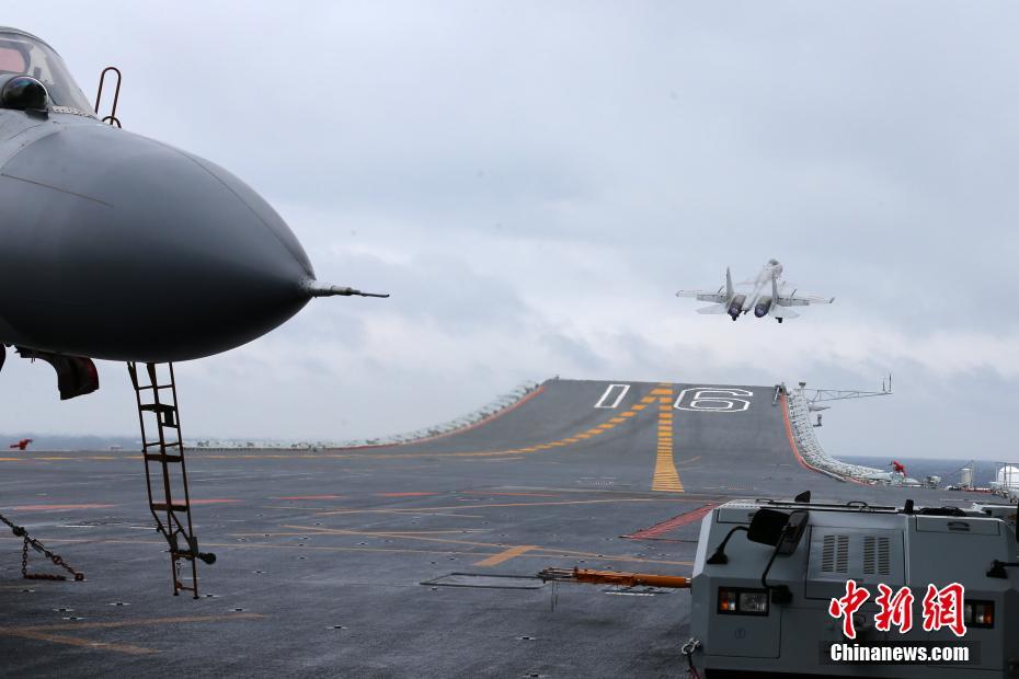 Porta-avi?es Liaoning realiza exercício no Mar do Sul da China
