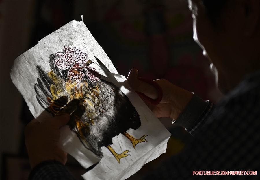 Artes?o da 4a gera??o da Pipa Wei faz pipa para marcar o Ano Novo lunar