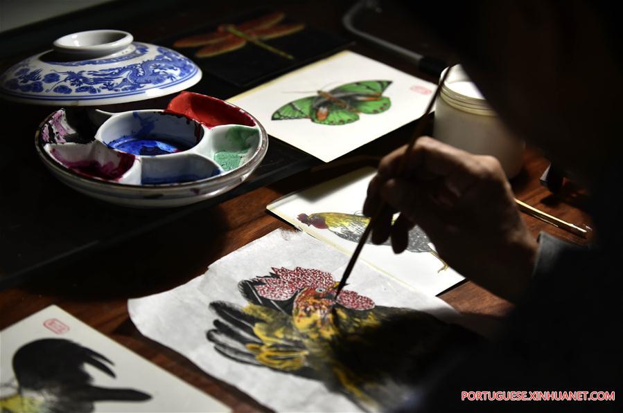 Artes?o da 4a gera??o da Pipa Wei faz pipa para marcar o Ano Novo lunar