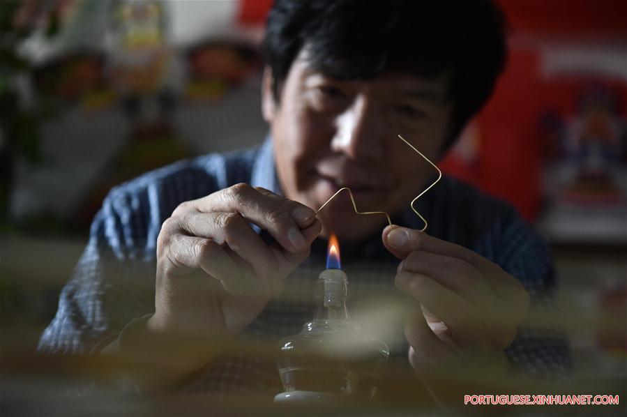 Artes?o da 4a gera??o da Pipa Wei faz pipa para marcar o Ano Novo lunar