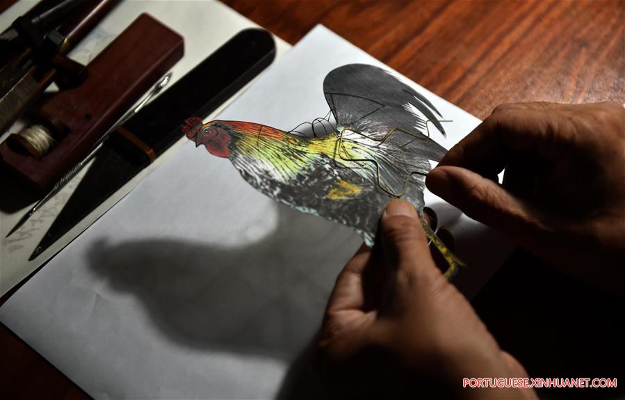 Artes?o da 4a gera??o da Pipa Wei faz pipa para marcar o Ano Novo lunar