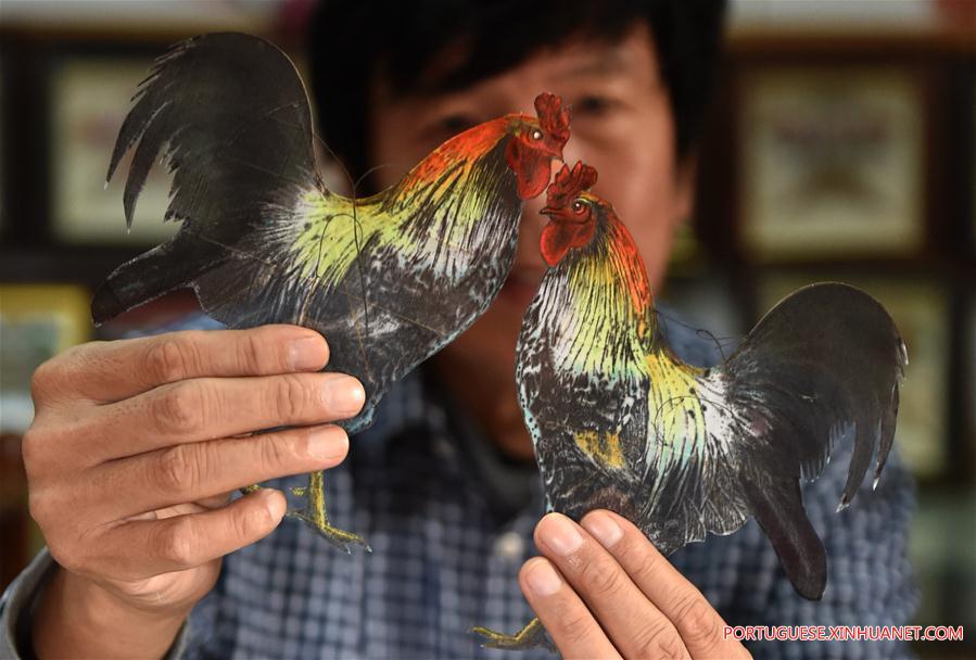 Artes?o da 4a gera??o da Pipa Wei faz pipa para marcar o Ano Novo lunar