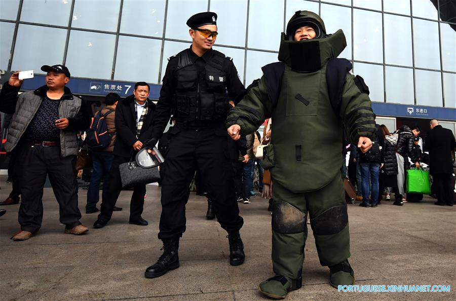 Polícia ferroviária de Wuhan realiza evento sobre normas de seguran?a