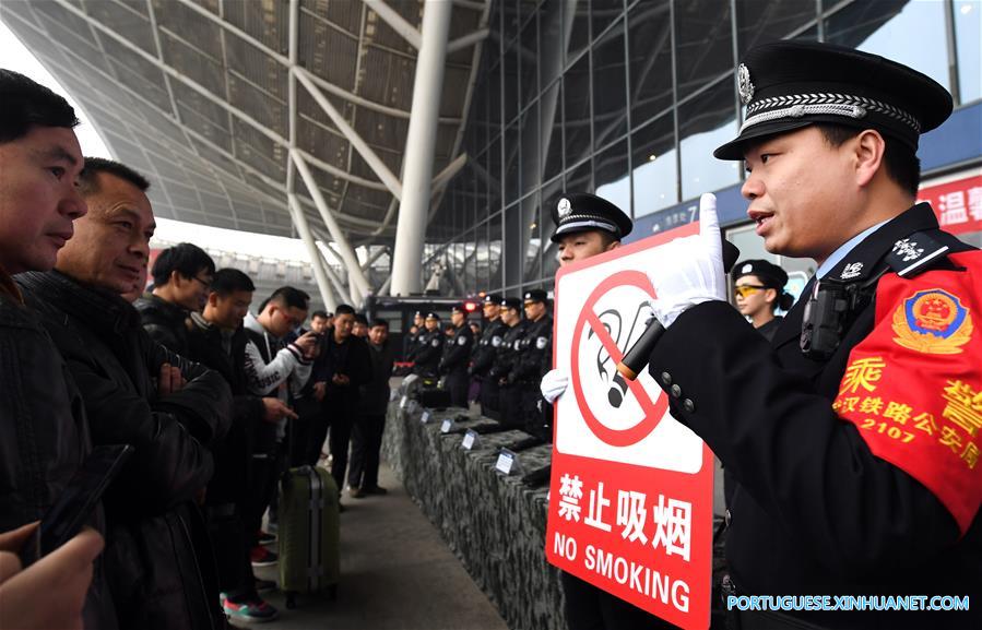 Polícia ferroviária de Wuhan realiza evento sobre normas de seguran?a