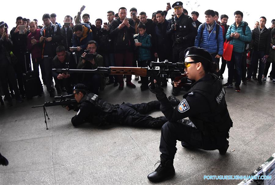 Polícia ferroviária de Wuhan realiza evento sobre normas de seguran?a