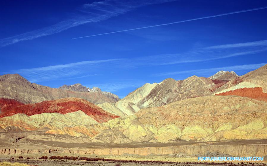 Paisagem de revelo de Danxia em Qinghai, noroeste da China