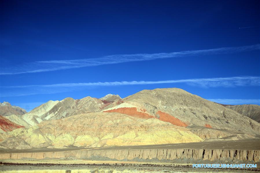 Paisagem de revelo de Danxia em Qinghai, noroeste da China