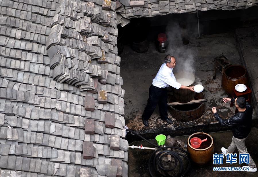 Vinho de arroz da etnia Hakka em destaque na era do comércio eletr?nico