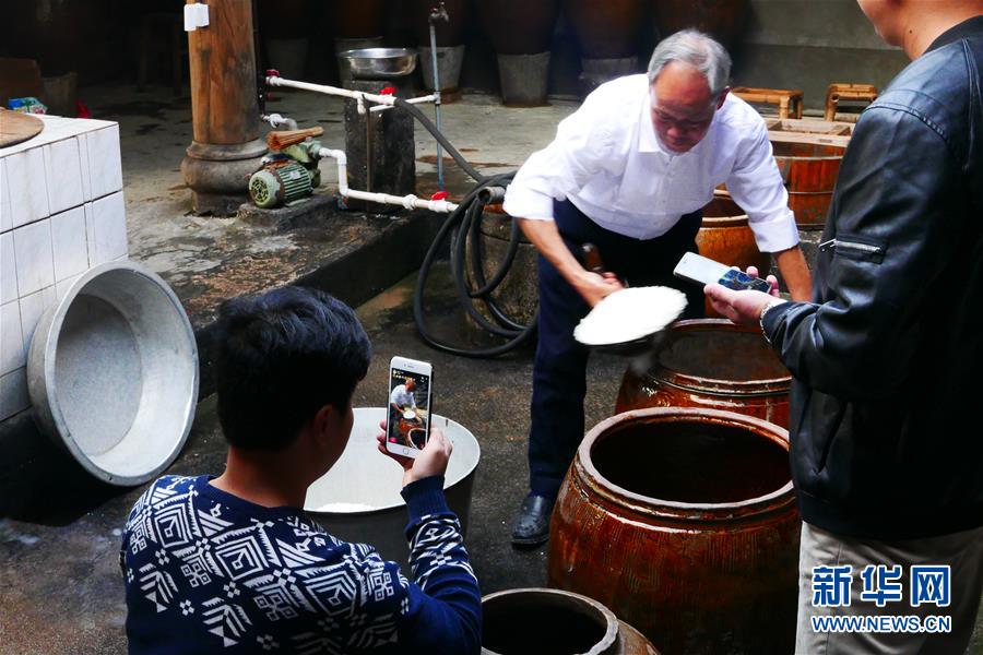 Vinho de arroz da etnia Hakka em destaque na era do comércio eletr?nico