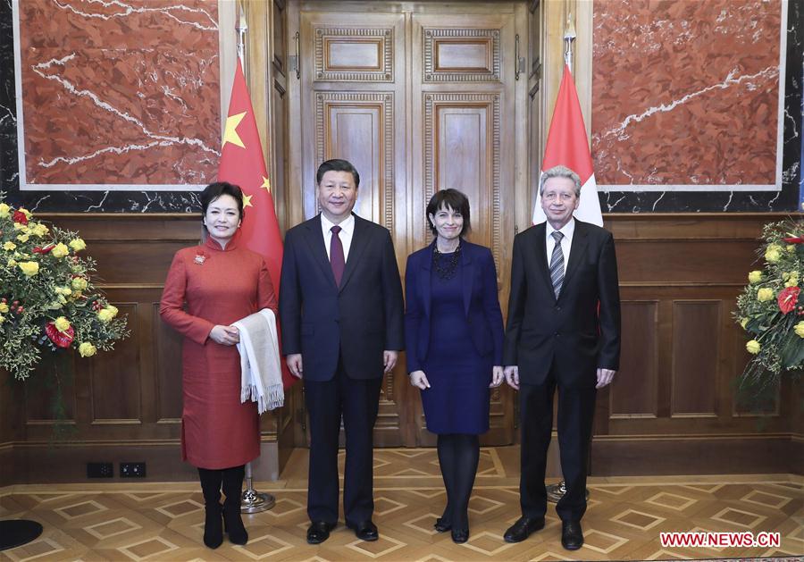 O Presidente Xi Jinping, juntamente com a sua esposa, Peng Liyuan, s?o recebidos pela sua homóloga, Doris Leuthard e seu c?njuge Roland Hausin no Conselho Federal Suí?o, em Berna, a 15 de janeiro de 2017.