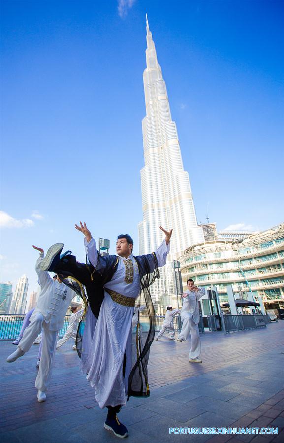 Flash mob de cultura chinesa chama aten??o no centro de Dubai