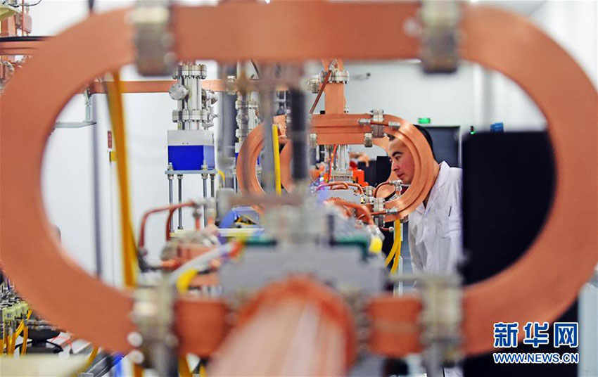 China desenvolve laser de eletr?es livres de UV extremo mais brilhante do mundo