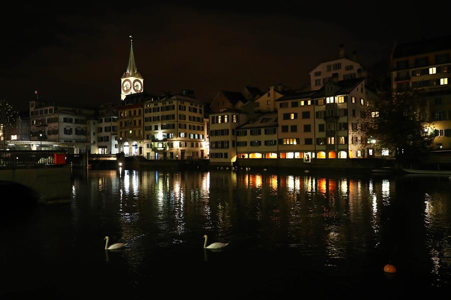 Cenário noturno das ruas em Zurique, Suí?a