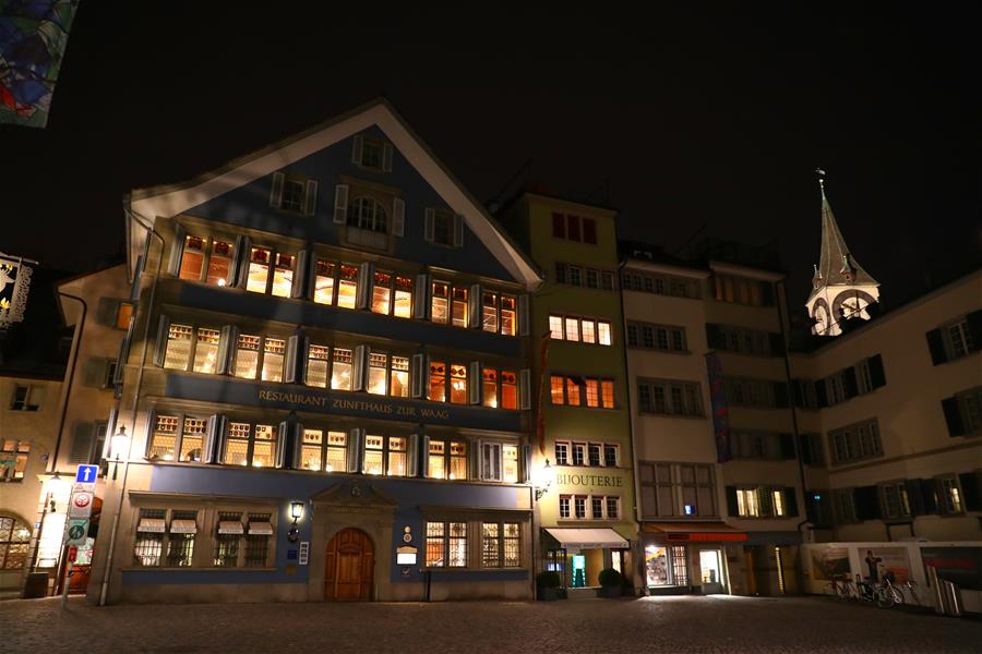 Cenário noturno das ruas em Zurique, Suí?a