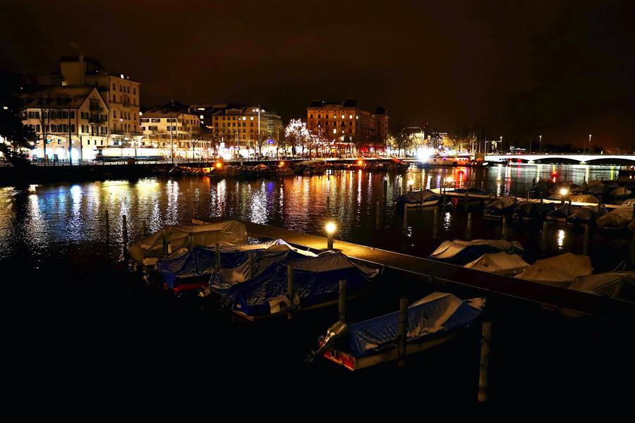Cenário noturno das ruas em Zurique, Suí?a