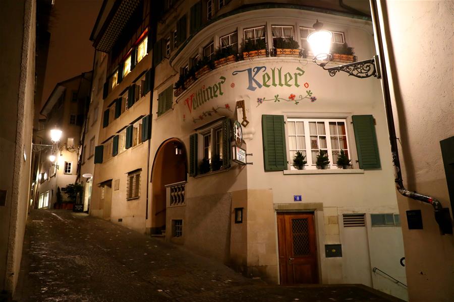 Cenário noturno das ruas em Zurique, Suí?a