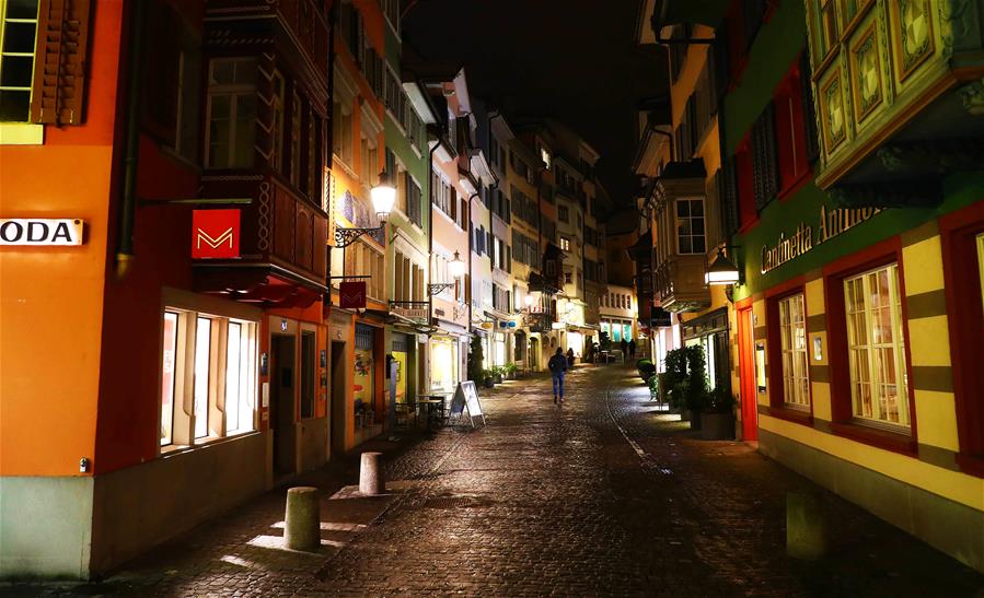 Cenário noturno das ruas em Zurique, Suí?a