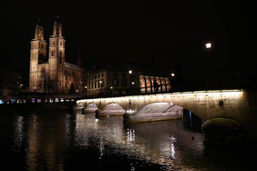 Cenário noturno das ruas em Zurique, Suí?a