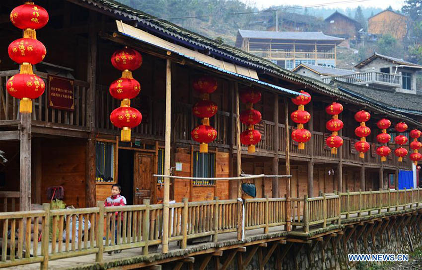 Jianhe decorada com lanternas vermelhas para receber Festival da Primavera