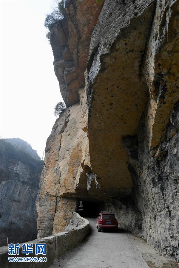 Estrada contruída em penhasco da montanha Ta-pa