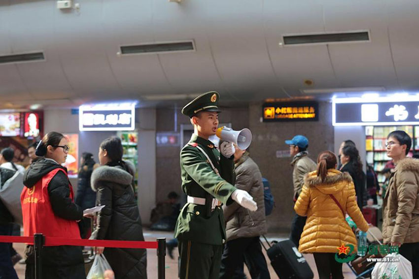 Polícia armada garante seguran?a durante a alta temporada de viagens do Ano Novo Chinês
