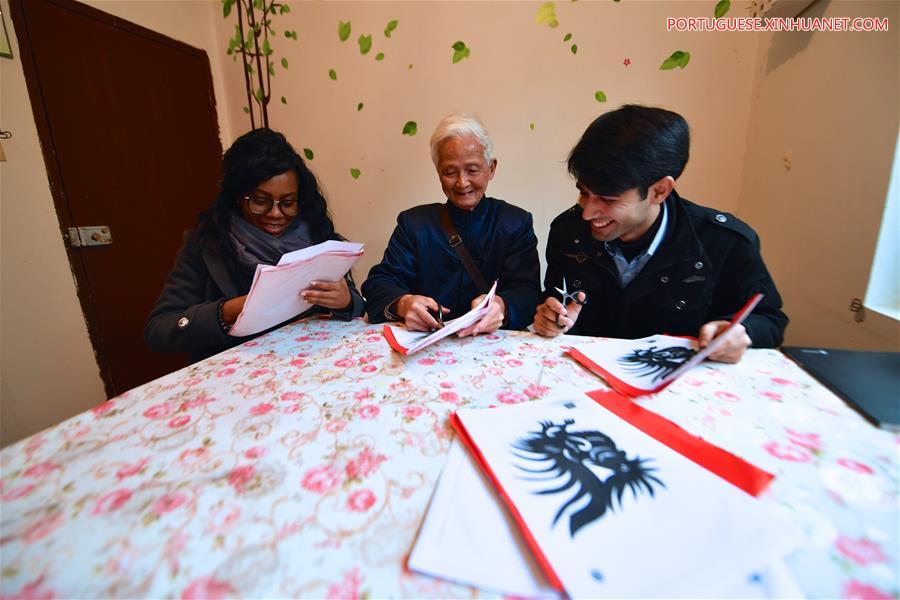 Estudantes estrangeiros e moradores locais saúdam o próximo Festival da Primavera em Nanchang