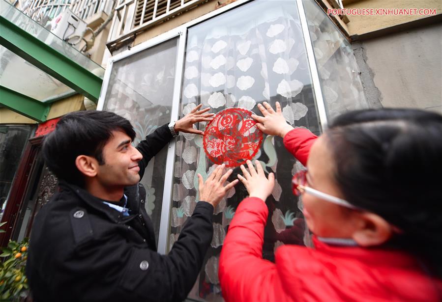 Estudantes estrangeiros e moradores locais saúdam o próximo Festival da Primavera em Nanchang
