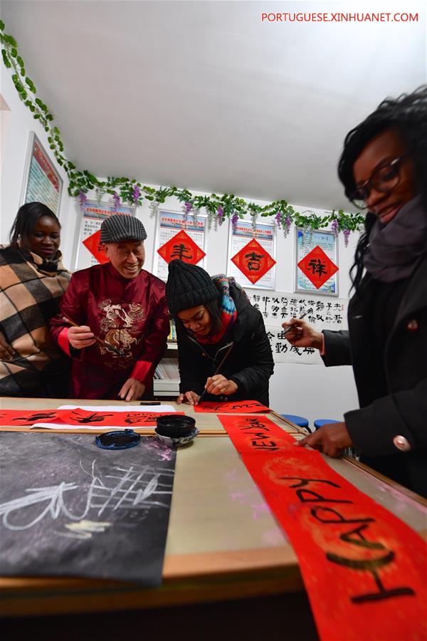 Estudantes estrangeiros e moradores locais saúdam o próximo Festival da Primavera em Nanchang