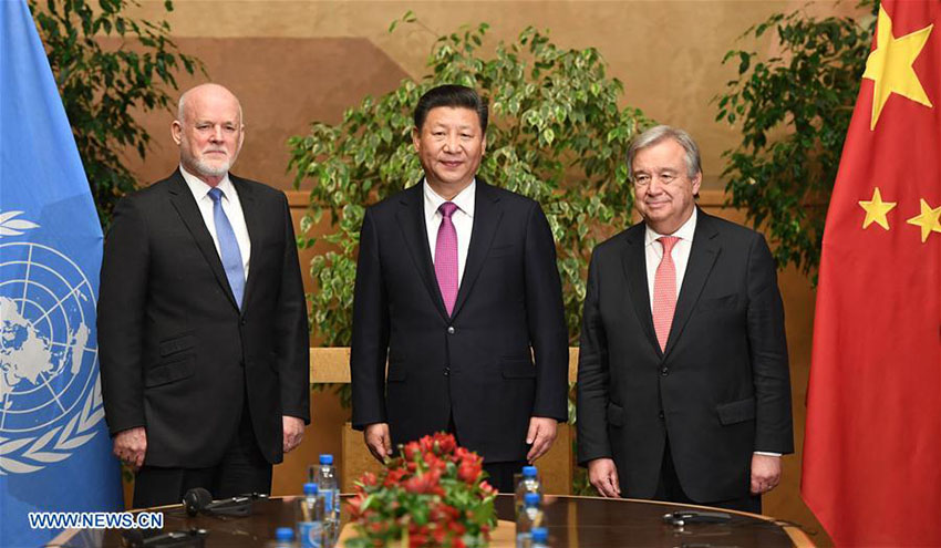 Xi Jinping se encontra com Peter Thomson, presidente da 71a sess?o da Assembleia Geral da ONU, e com o secretário-geral da ONU, António Guterres, em Genebra, Suí?a, a 18 de janeiro de 2017.