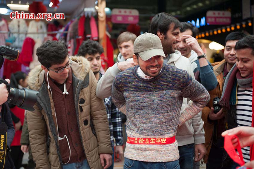 Comunidade estrangeira visita feira temática do Festival da Primavera