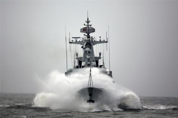 Fragata Ningde realiza treinamento marítimo