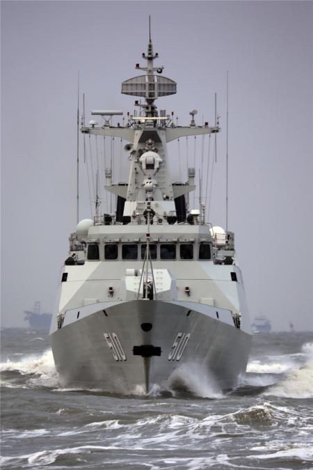 Fragata Ningde realiza treinamento marítimo