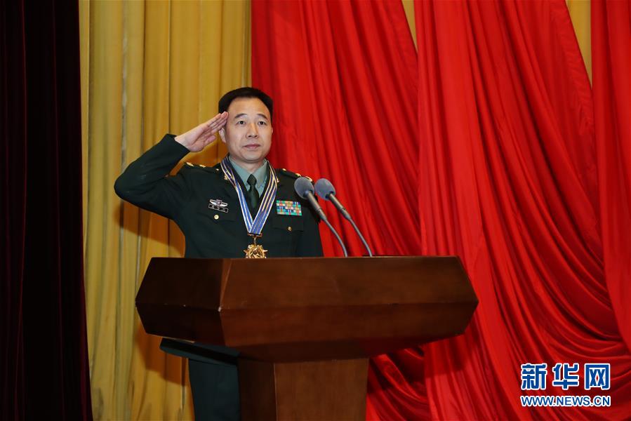 Tripula??o de Shenzhou-11 é condecorada