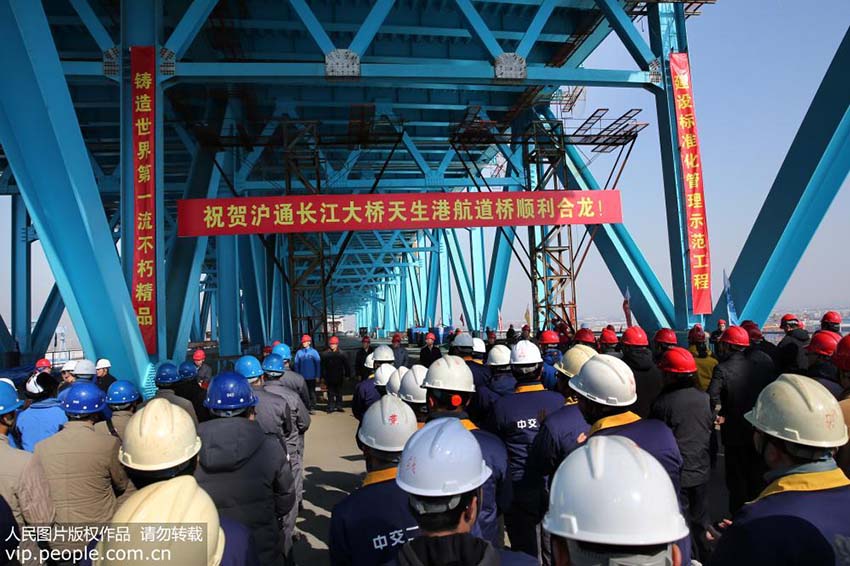 Constru??o do tabuleiro da maior ponte de a?o em arco do mundo concluída com sucesso