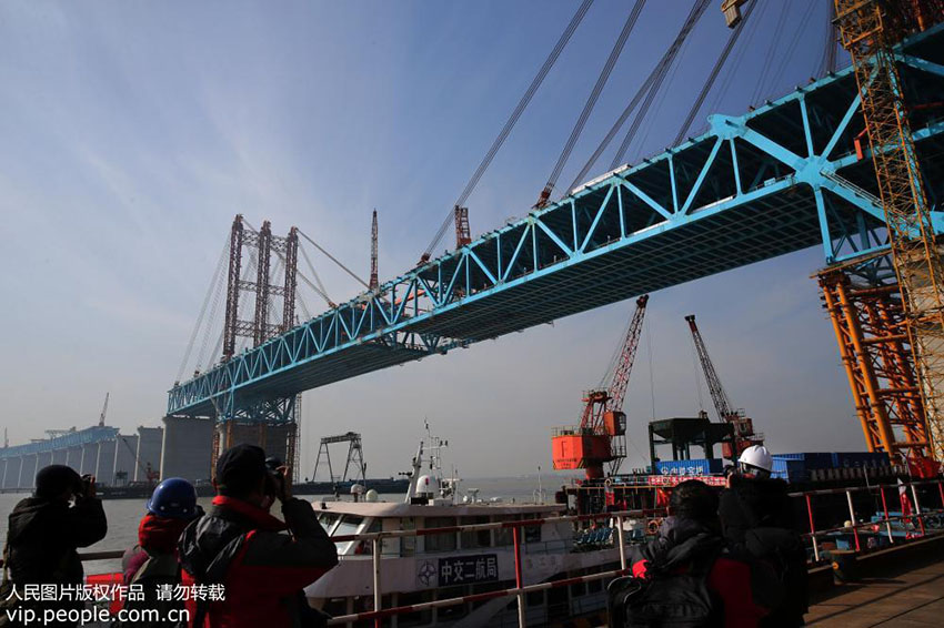 Constru??o do tabuleiro da maior ponte de a?o em arco do mundo concluída com sucesso