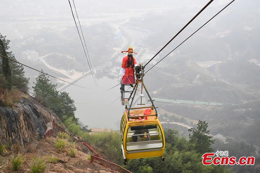 “Deus da Riqueza” oferece dinheiro aos turistas em Hunan