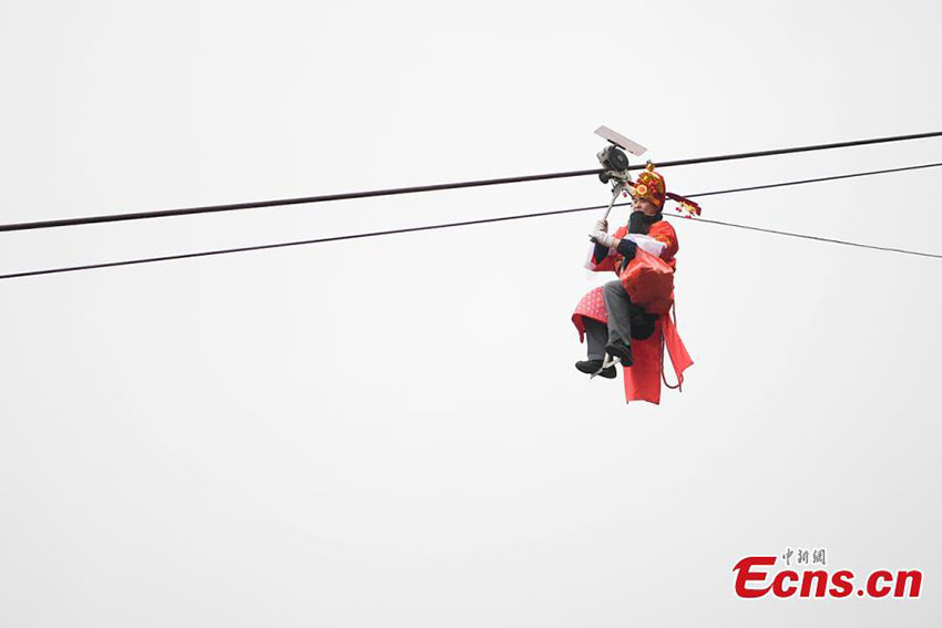 “Deus da Riqueza” oferece dinheiro aos turistas em Hunan