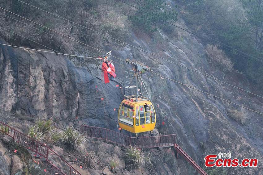 “Deus da Riqueza” oferece dinheiro aos turistas em Hunan