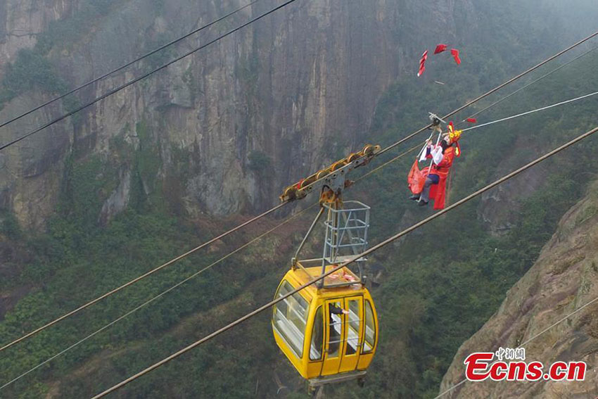 “Deus da Riqueza” oferece dinheiro aos turistas em Hunan