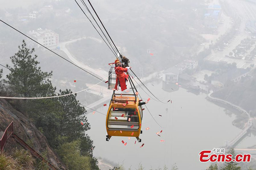 “Deus da Riqueza” oferece dinheiro aos turistas em Hunan