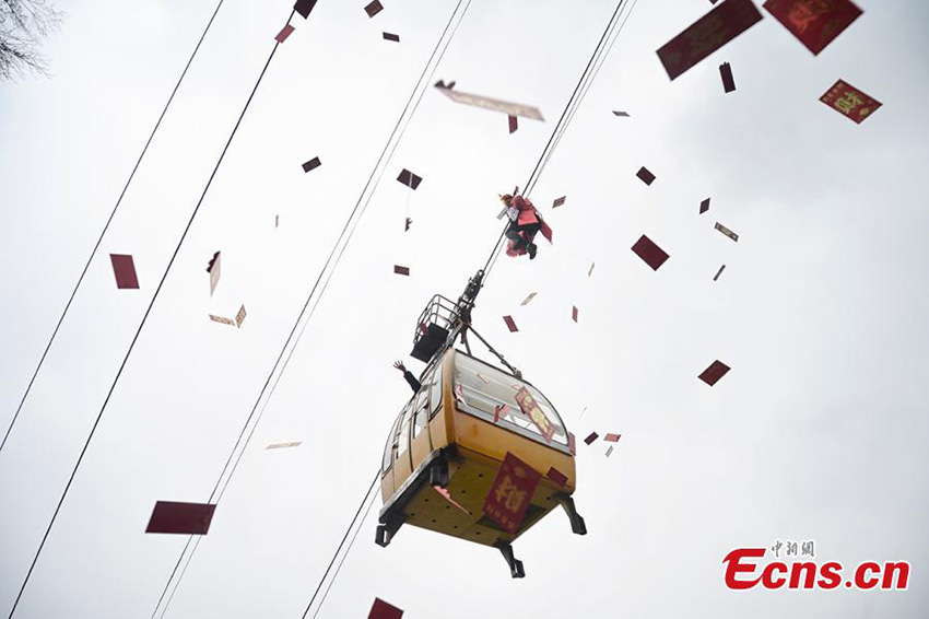 “Deus da Riqueza” oferece dinheiro aos turistas em Hunan