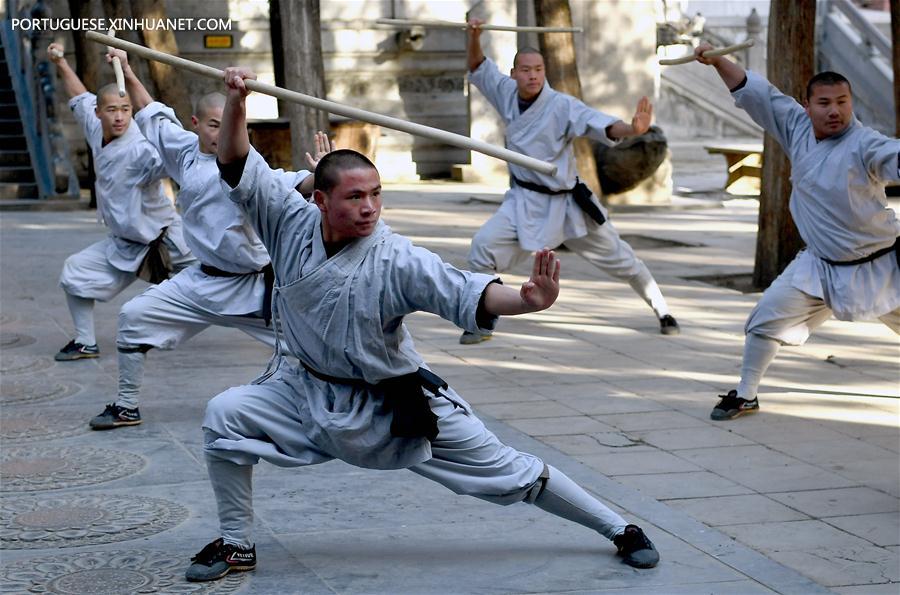Monges praticam artes marciais no Templo Shaolin em Henan