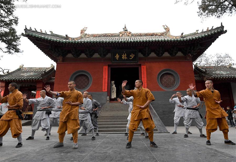 Monges praticam artes marciais no Templo Shaolin em Henan