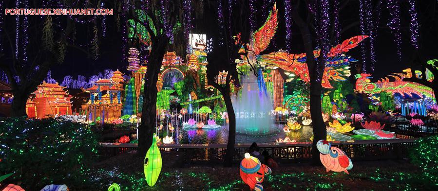 Lanternas coloridas s?o exibidas durante show de lanternas em Sichuan