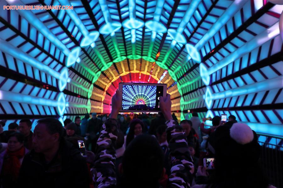 Lanternas coloridas s?o exibidas durante show de lanternas em Sichuan