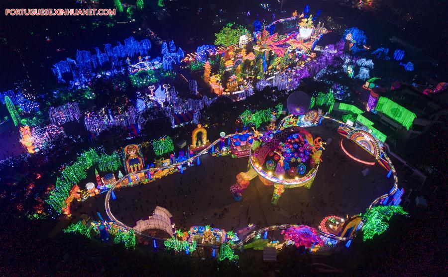 Lanternas coloridas s?o exibidas durante show de lanternas em Sichuan