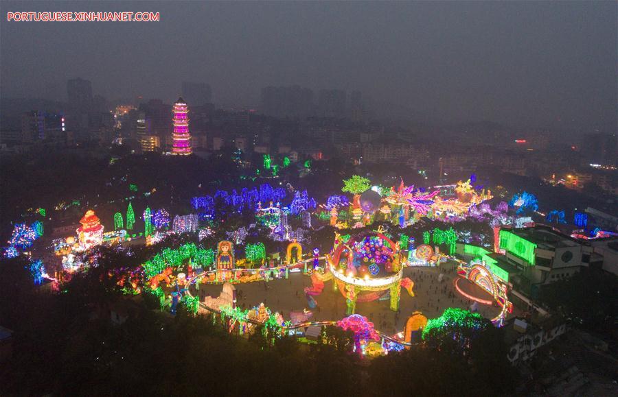 Lanternas coloridas s?o exibidas durante show de lanternas em Sichuan