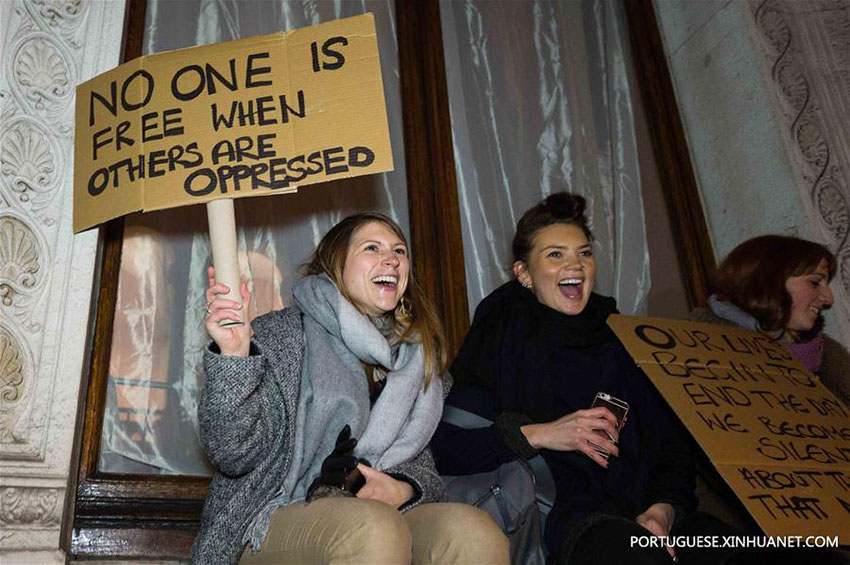 Pessoas protestam contra proibi??o de entrada dos refugiados de Trump em Londres