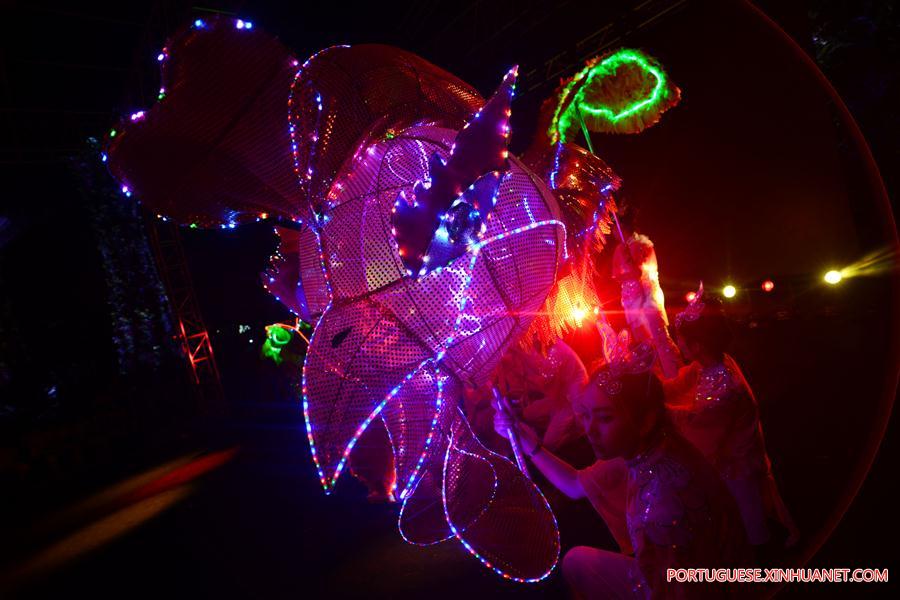 Artistas apresentam dan?a da fênix em Singapura