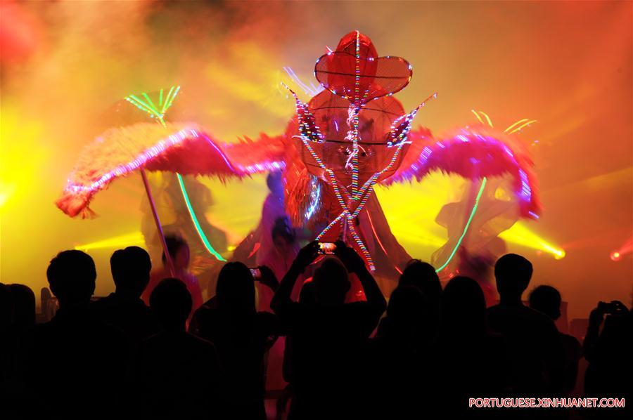 Artistas apresentam dan?a da fênix em Singapura